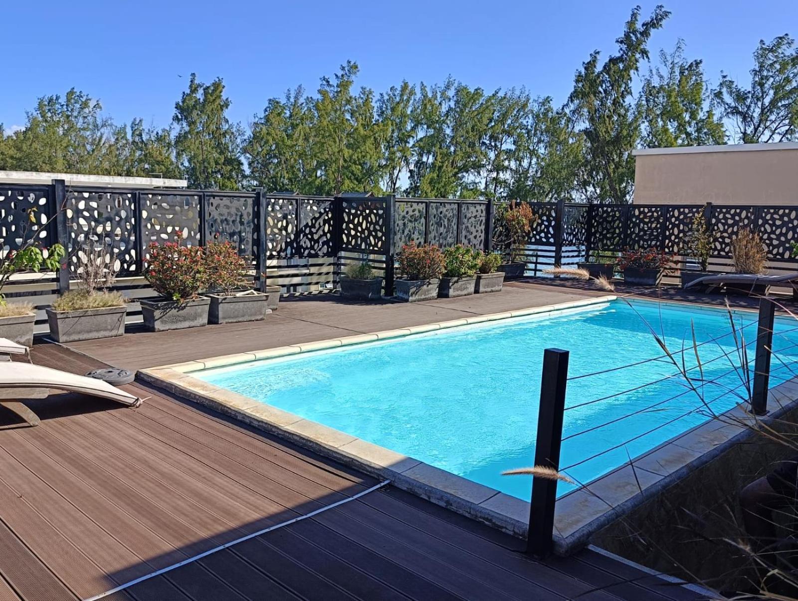 Newly Renovated Studio Apartment With Rooftop Pool, Few Steps To The Beach Flic-en-Flacq Esterno foto