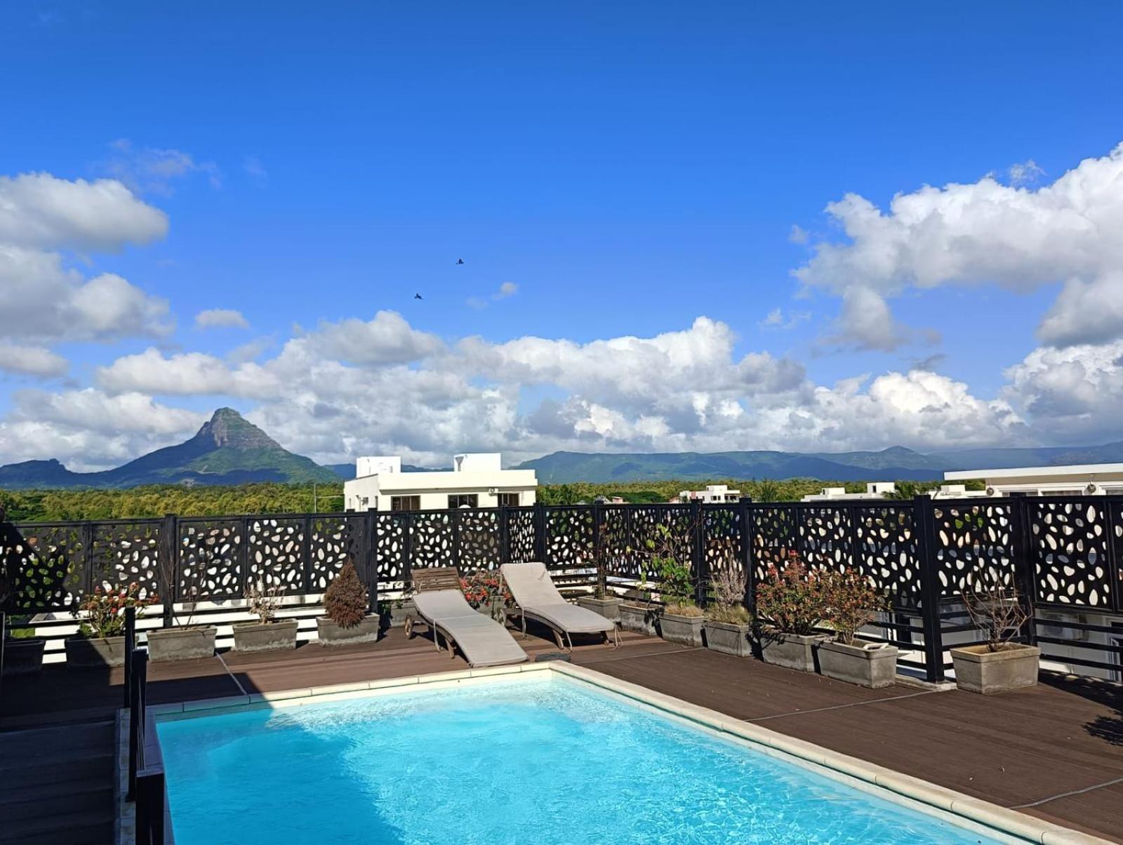 Newly Renovated Studio Apartment With Rooftop Pool, Few Steps To The Beach Flic-en-Flacq Esterno foto