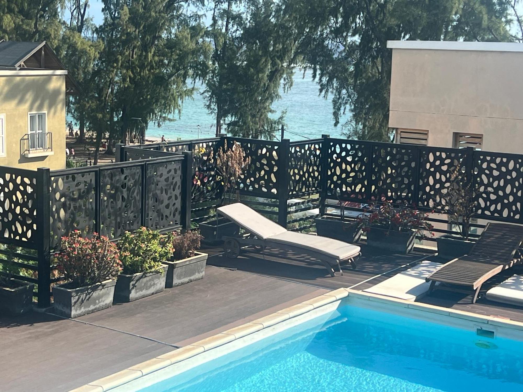 Newly Renovated Studio Apartment With Rooftop Pool, Few Steps To The Beach Flic-en-Flacq Esterno foto